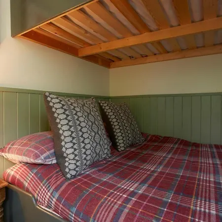 Blue Cabin - Shepherds Hut Holiday home *