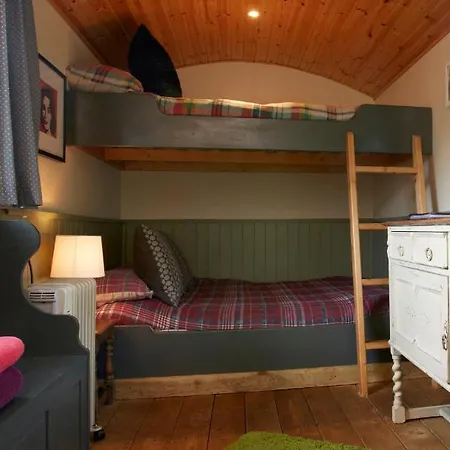 Blue Cabin - Shepherds Hut יורק
